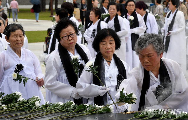 【광주=뉴시스】신대희 기자 = 5·18광주민주화운동 39주년 기념식을 하루 앞둔 17일 광주 북구 운정동 국립5·18민주묘지에서 5·18민주유공자유족회 주관으로 5·18민중항쟁 제39주년 추모제가 열리고 있다. 추모제에 참석한 오월 어머니들이 헌화·분향하고 있다. 2019.05.17. sdhdream@newsis.com