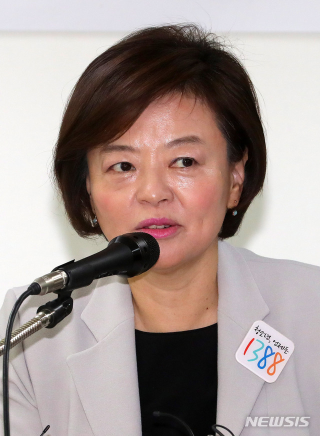 【서울=뉴시스】배훈식 기자 = 진선미 여성가족부 장관이 지난 17일 오전 서울 용산구 청소년상담복지센터에서 열린 제6차 포용국가 실현을 위한 사회관계장관회의에 참석, 모두발언하고 있다. 진 장관은 23일 수원컨벤션센터에서 열리는 청소년특별회의 출범식에 참석해 위촉장을 수여할 예정이다. 2019.05.17. dahora83@newsis.com