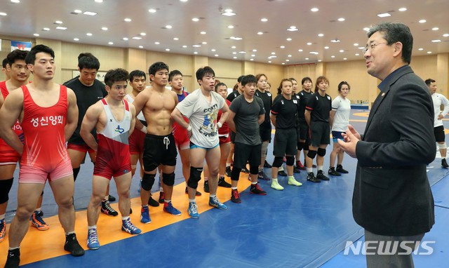 【서울=뉴시스】박양우 문화체육관광부 장관이 17일 충북 진천 국가대표선수촌을 방문해 레슬링 선수들을 격려하고 있다. 2019.05.17. (사진=문화체육관광부 제공) photo@newsis.com