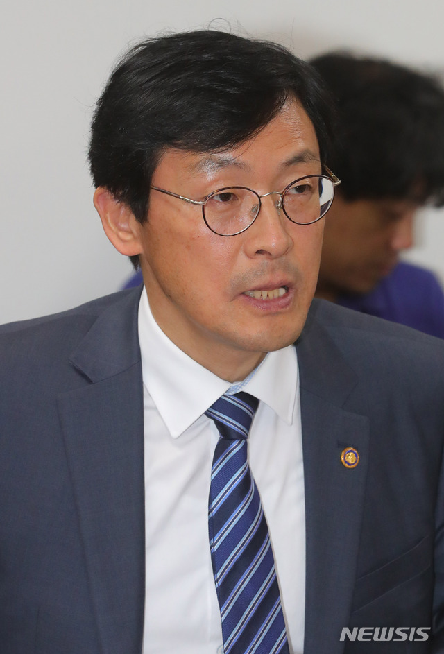 【서울=뉴시스】배훈식 기자 = 17일 오후 서울 종로구 정부서울청사에서 열린 민관합동 대외경제리스크 점검회의에 참석한 이호승 기획재정부 1차관이 모두발언하고 있다. 2019.05.17.&nbsp; dahora83@newsis.com