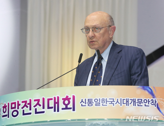 [고양=뉴시스]조수정 기자 = 2019년 5월 17일 경기 고양시 일산 킨텍스에서 세계평화통일가정연합, 세계일보 등 주최로 열린 2019 신통일한국 희망전진대회에서 제임스 울시 전 CIA 국장이 축사하고 있다. 2019.05.17. chocrystal@newsis.com