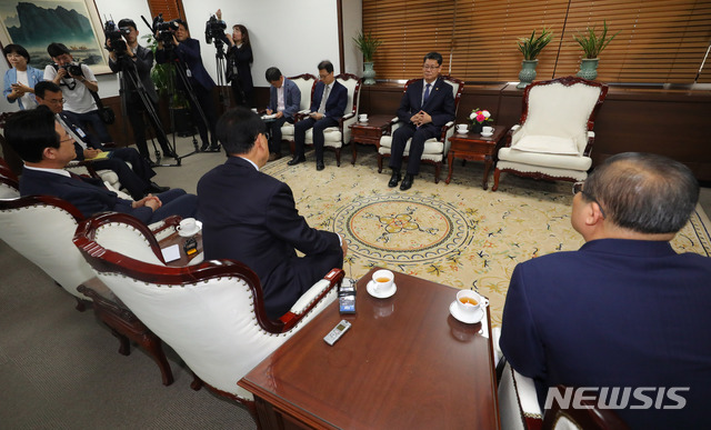 【서울=뉴시스】배훈식 기자 = 지난 17일 오후 서울 종로구 정부서울청사에서 김연철(윗줄 오른쪽) 통일부 장관이 대북 식량지원 관련 의견수렴 간담회 참석자들과 대화하고 있다. 2019.05.17. dahora83@newsis.com