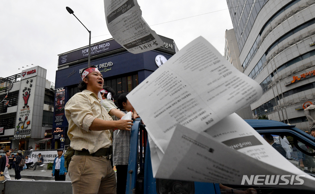 【광주=뉴시스】신대희 기자 = 5·18 민주화운동 39주기 전날인 17일 광주 동구 금남로에서 전야제가 열리기 앞서 1980년 5월 광주항쟁을 알리는 투사회보가 뿌려지고 있다. 2019.05.17. sdhdream@newsis.com