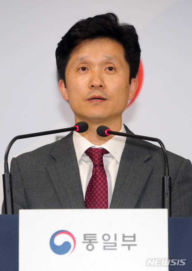 【서울=뉴시스】배훈식 기자 = 17일 오후 서울 종로구 정부서울청사에서 이상민 통일부 대변인이 개성공단 기업인 방북 승인 등 관련 브리핑을 하고 있다. 2019.05.17. dahora83@newsis.com