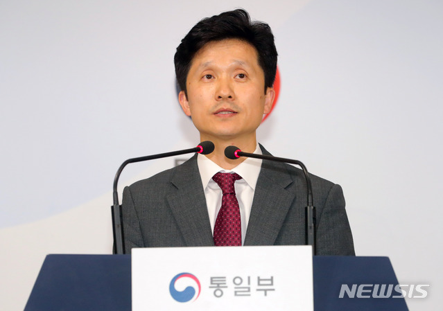 【서울=뉴시스】배훈식 기자 = 17일 오후 서울 종로구 정부서울청사에서 이상민 통일부 대변인이 개성공단 기업인 방북 승인 등 관련 브리핑을 하고 있다. 2019.05.17.&nbsp; dahora83@newsis.com