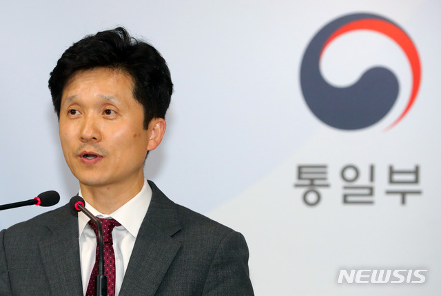 【서울=뉴시스】배훈식 기자 = 17일 오후 서울 종로구 정부서울청사에서 이상민 통일부 대변인이 개성공단 기업인 방북 승인 등 관련 브리핑을 하고 있다. 2019.05.17. dahora83@newsis.com