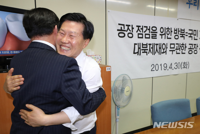 【서울=뉴시스】고승민 기자 = 개성공단 비상대책위원회의 9차 방북 신청이 승인된 17일 서울 영등포구 개성공단기업협회에서 유창근 부회장과 김서진 상무가 통일부 발표 생중계를 시청하던 중 승인 소식을 알게 되자 기뻐하고 있다. 2019.05.17. kkssmm99@newsis.com