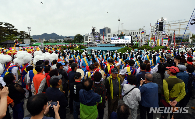 【광주=뉴시스】류형근 기자 = '오늘을 밝히는 5월 민주에서 평화로' 39주기 5·18민주화운동 전야제가 17일 오후 5·18 최후 항쟁지 광주 동구 옛 전남도청 앞에서 열리고 있다. 2019.05.17 hgryu77@newsis.com