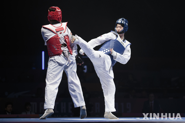 【맨체스터=신화/뉴시스】이다빈(오른쪽)이 16일(현지시간) 영국 맨체스터의 맨체스터 아레나에서 열린 세계태권도 선수권대회 여자 73kg급 결승에서 마리아 에스피노자(멕시코)와 경기하고 있다. 이다빈은 에스피노자를 22-2로 누르고 우승, 금메달을 목에 걸었다. 2019.05.17.