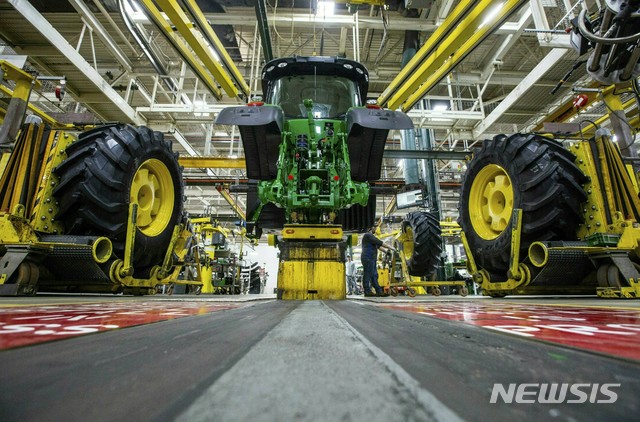【워털루=AP/뉴시스】4월9일(현지시간) 미국 아이오와주 워털루의 디어앤코(Deere&Co) 공장에서 노동자들이 트랙터의 바퀴를 조립하고 있다. 2019.05.28. 