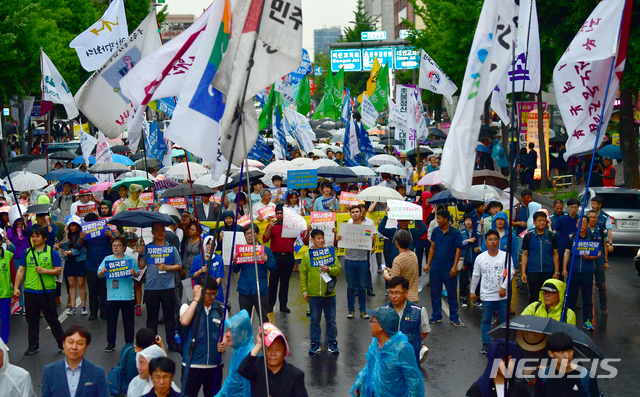 【광주=뉴시스】류형근 기자 = '오늘을 밝히는 5월 민주에서 평화로' 39주기 5·18민주화운동 전야제가 17일 오후 5·18 최후 항쟁지 광주 동구 옛 전남도청 앞에서 비가 내리는 가운데 열리고 있다. 참석한 단체들이 행진을 하고 있다. 2019.05.17&nbsp;&nbsp; hgryu77@newsis.com