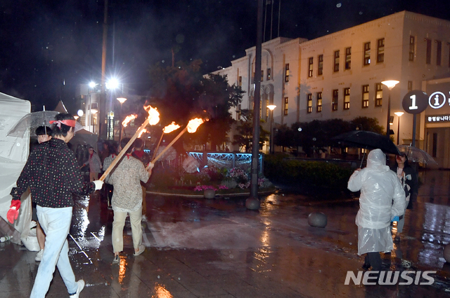 [[광주=뉴시스]류형근 기자 = '오늘을 밝히는 5월 민주에서 평화로' 39주기 5·18민주화운동 전야제가 17일 오후 5·18 최후 항쟁지 광주 동구 옛 전남도청 앞에서 열리고 있다. 1980년 5·18 민주대성회 당시 타올랐던 횃불이 옛 전남도청 앞에서 재연되고 있다. 2019.05.17 hgryu77@newsis.com