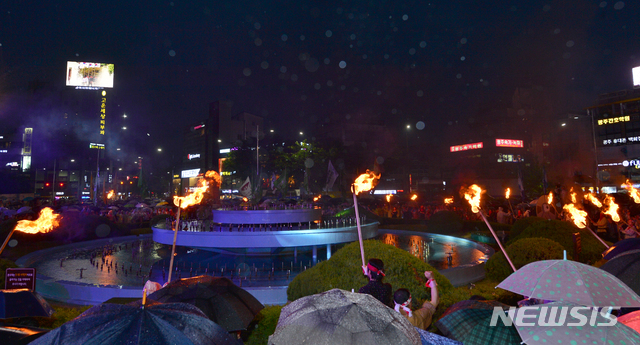 【광주=뉴시스】변재훈 기자 = 5·18민주화운동 39주년을 하루 앞둔 17일 오후 광주 동구 금남로에서 5·18민주화운동 전야행사가 '오늘을 밝히는 오월, 민주에서 평화로'를 주제로 펼쳐지고 있다. 이날 행사에서 1980년 5월 당시 분수대에 횃불을 켜고 군부 독재에 항거했던 '민족민주화대성회'가 재연되고 있다. 2019.05.17.wisdom21@newsis.com
