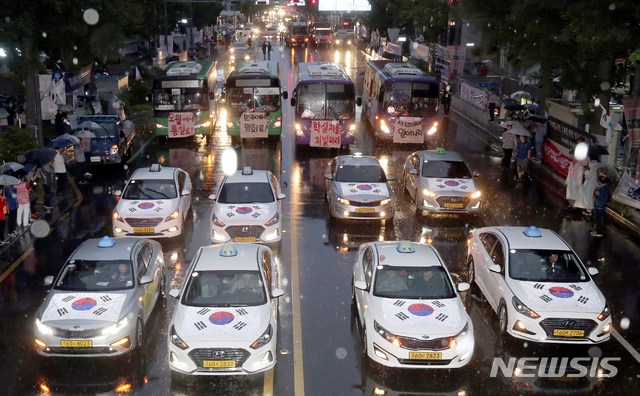 【광주=뉴시스】류형근 기자 = '오늘을 밝히는 5월 민주에서 평화로' 39주기 5·18민주화운동 전야제가 17일 오후 5·18 최후 항쟁지 광주 동구 옛 전남도청 앞에서 열리고 있는 가운데 태극기를 부착한 택시들이 행진하고 있다. 2019.05.17 hgryu77@newsis.com