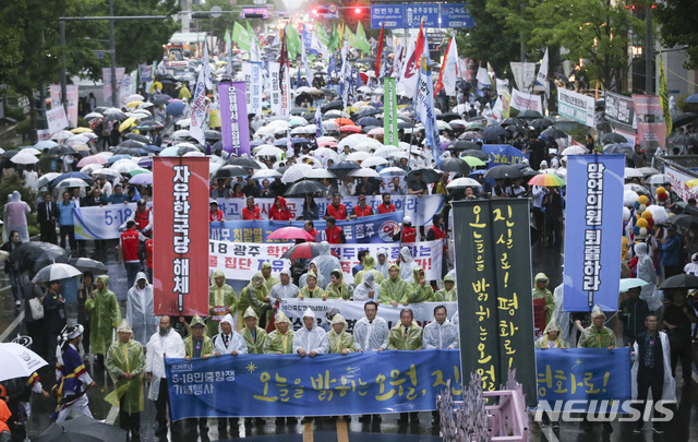 【광주=뉴시스】류형근 기자 = '오늘을 밝히는 5월 민주에서 평화로' 39주기 5·18민주화운동 전야제가 17일 오후 5·18 최후 항쟁지 광주 동구 옛 전남도청 앞에서 열리고 있다. 2019.05.17 hgryu77@newsis.com