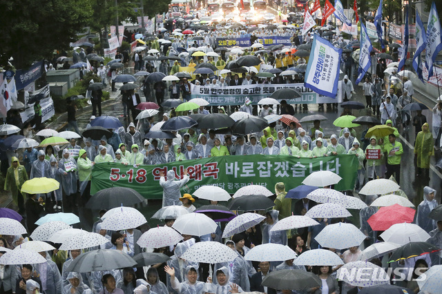 【광주=뉴시스】류형근 기자 = '오늘을 밝히는 5월 민주에서 평화로' 39주기 5·18민주화운동 전야제가 17일 오후 5·18 최후 항쟁지 광주 동구 옛 전남도청 앞에서 열리고 있다. 2019.05.17 hgryu77@newsis.com