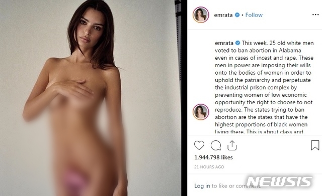 【로스앤젤레스=뉴시스】 영국 출신 모델 겸 배우 에밀리 라타이코프스키(28)가 17일(현지시간) 미국 앨라배마주에서 미국 역사상 가장 강력한 낙태금지법을 시행하기로 한 데 대해 분노를 드러내는 방편으로 자신의 누드사진을 인스타그램에 올렸다. (출처=에밀리 라타이코프스키 인스타그램) 2019.05.17