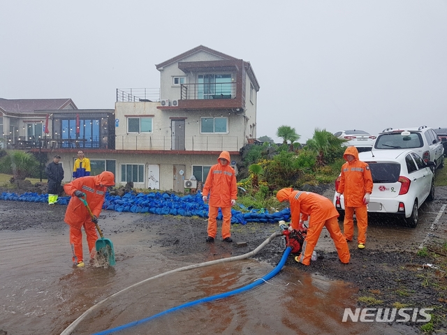 【제주=뉴시스】조수진 기자 = 18일 오후 제주소방안전본부 구조구급대가 전날부터 내린 많은 비로 침수가 된 제주시 구좌읍 하도리에 위치한 한 주택에서 배수 지원 활동을 하고 있다. 이날 오후 1시 현재 제주 산간과 동부지역에 호우경보가 발효 중이다. 2019.05.18. (사진=제주소방안전본부 제공) susie@newsis.com