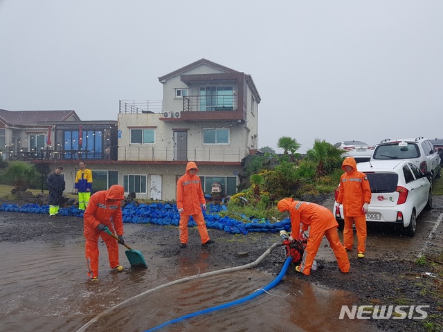 【제주=뉴시스】18일 오전 비피해가 접수된 지역에 출동한 119소방대원이 배수 지원 및 안전조치를 하고 있다. (사진=제주도소방안전본부 제공)