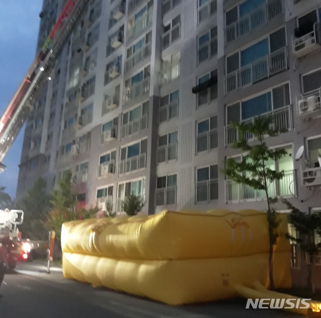 【남원=뉴시스】 한훈 기자 = 18일 전북소방본부 등에 따르면 지난 17일 오후 7시 42분께 남원시 조산동 요천로의 한 S아파트 13층 건물에서 A씨(47)가 비관해 투신하는 사고가 발생했다. 2019.05.18.(사진=전북소방본부 제공) photo@newsis.com 