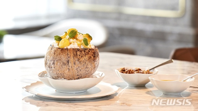 【서울=뉴시스】시그니엘서울 '더 라운지'의 '망고 코코넛 빙수' 