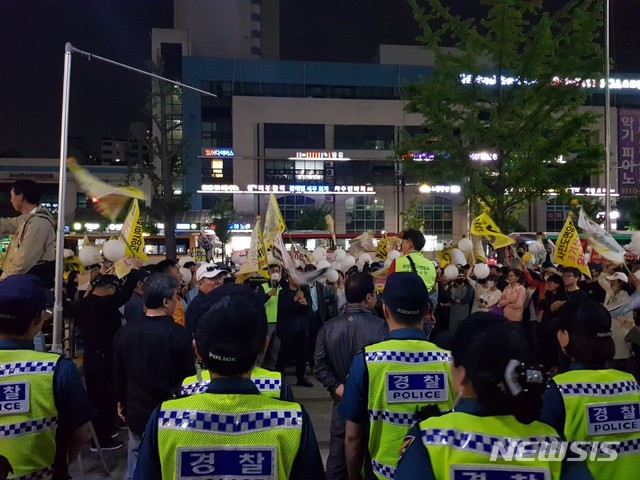 【고양=뉴시스】이경환 기자 = 18일 오후 경기 고양시 일산서구 주엽동 주엽공원에서 일산·운정·검단신도시 연합회 소속 주민 등이 3기 신도시를 반대하는 집회를 열고 김현미 장관의 지역구 사무실 앞에서 구호를 외치고 있다. 2019.05.18. lkh@newsis.com