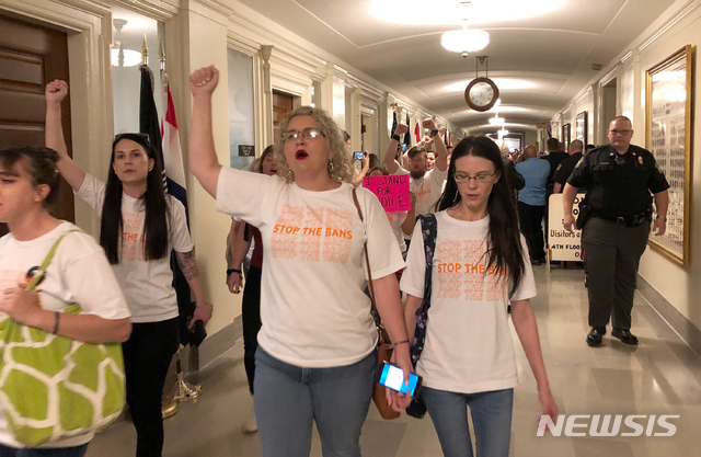 【제퍼슨시티=AP/뉴시스】미주리 주도 제퍼슨시티 소재 주의사당에서 친(親)낙태(임신중단) 시위대가 성폭행에도 예외 없이 초기 임신중단을 금지하는 주법 표결에 반대하며 행진하고 있다. 2019.05.18.