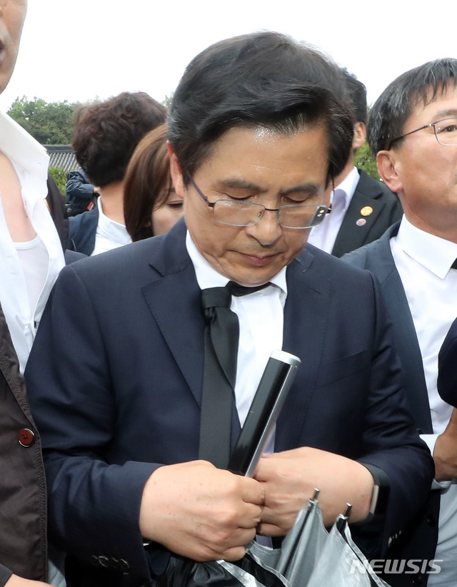 【광주=뉴시스】 박영태 기자 = 자유한국당 황교안 대표와 나경원 원내대표가 18일 오전 제39주년 5.18민주화운동 기념식이 열린 광주광역시 북구 국립 5.18민주 묘지 기념식장으로 들어가며 5.18 시민단체의 항의를 받고 있다. 2019.05.18. since1999@newsis.com