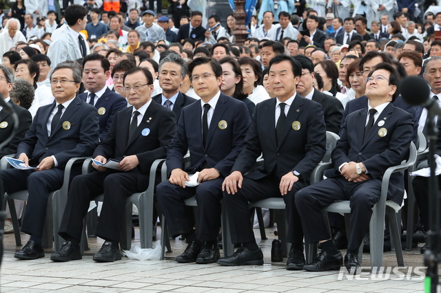 【광주=뉴시스】박진희 기자 = 18일 오전 광주 북구 국립5·18민주묘지에서 열린 '제39주년 5·18민주화운동 기념식'에서 유남석(왼쪽부터) 헌재소장, 더불어민주당 이해찬, 자유한국당 황교안, 바른미래당 손학규, 민주평화당 정동영 대표가 참석해 자리하고 있다. 2019.05.18.  pak7130@newsis.com