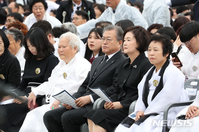 【광주=뉴시스】박진희 기자 = 문재인 대통령과 부인 김정숙 여사가 18일 오전 광주 북구 국립5·18민주묘지에서 열린 '제39주년 5·18민주화운동 기념식'에 참석해 자리하고 있다. 2019.05.18.&nbsp; pak7130@newsis.com