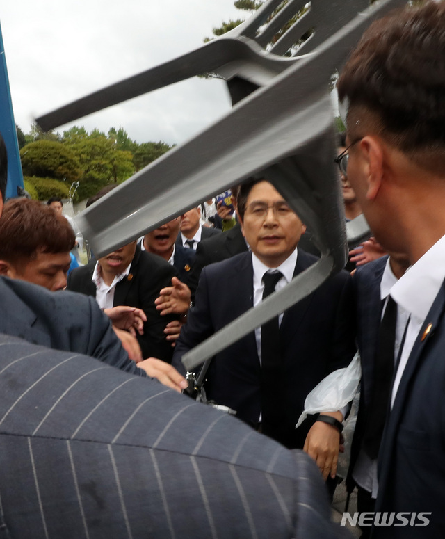 【광주=뉴시스】 박영태 기자 = 자유한국당 황교안 대표와 나경원 원내대표가 18일 오전 제39주년 5.18민주화운동 기념식이 열린 광주광역시 북구 국립 5.18민주 묘지 기념식장으로 들어가며 항의를 받고 있다. 2019.05.18. since1999@newsis.com