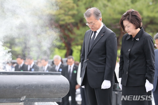 【광주=뉴시스】박진희 기자 = 문재인 대통령과 김정숙 여사가 18일 오전 광주 북구 국립5·18민주묘지에서 열린 '제39주년 5·18민주화운동 기념식'에 참석해 묵념하고 있다. 2019.05.18.&nbsp;&nbsp; pak7130@newsis.com 