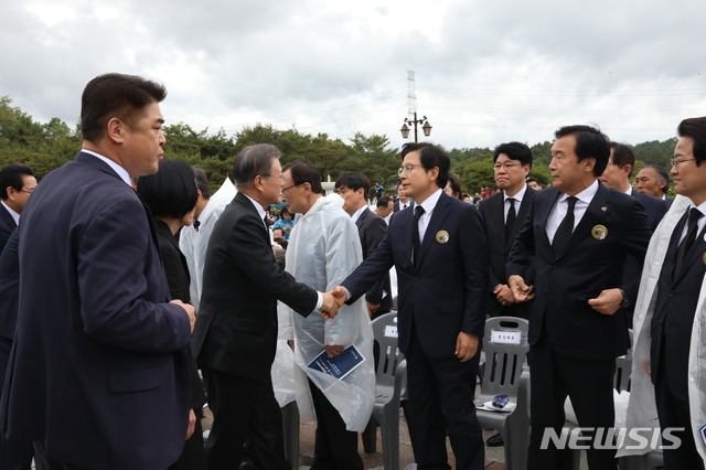 【광주=뉴시스】박진희 기자 = 문재인 대통령이 18일 오전 광주 북구 국립5·18민주묘지에서 열린 '제39주년 5·18민주화운동 기념식'에 참석하며 황교안 자유한국당 대표와 인사를 하고 있다. 2019.05.18. pak7130@newsis.com