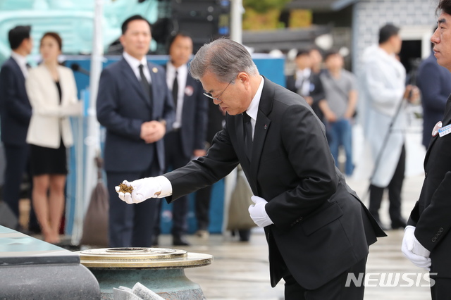 【광주=뉴시스】박진희 기자 = 문재인 대통령이 18일 오전 광주 북구 국립5·18민주묘지에서 열린 '제39주년 5·18민주화운동 기념식'에 참석하여 5·18희생자들을 추모하며 분향하고 있다. 2019.05.18.&nbsp; pak7130@newsis.com 