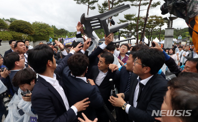 【광주=뉴시스】 박영태 기자 = 자유한국당 황교안 대표가 18일 오전 제39주년 5.18민주화운동 기념식이 열린 광주광역시 북구 국립 5.18민주 묘지 기념식장으로 들어가며 항의를 받고 있다. 2019.05.18.since1999@newsis.com