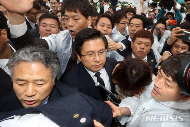 【광주=뉴시스】 박영태 기자 = 자유한국당 황교안 대표가 18일 오전 제39주년 5.18민주화운동 기념식이 열린 광주광역시 북구 국립 5.18민주 묘지 기념식장으로 들어가며 시민들 항의를 받고 있다. 2019.05.18.since1999@newsis.com