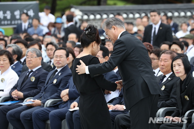 【광주=뉴시스】박진희 기자 = 문재인 대통령이 18일 오전 광주 북구 국립5·18민주묘지에서 열린 '제39주년 5·18민주화운동 기념식'에 참석해 5·18 가두방송 여성을 위로하고 있다. 2019.05.18.   pak7130@newsis.com