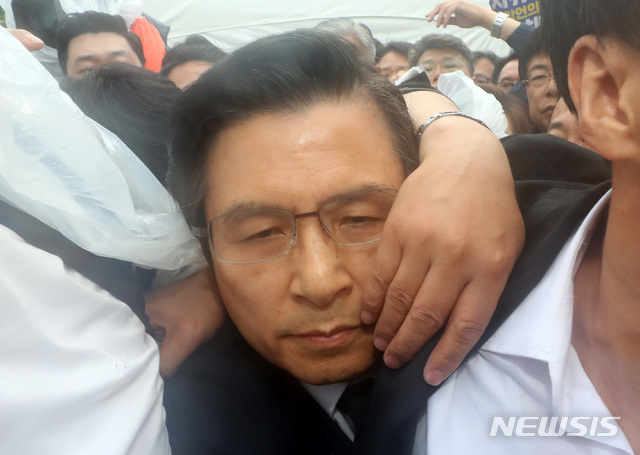 【광주=뉴시스】 박영태 기자 = 자유한국당 황교안 대표가 18일 오전 제39주년 5.18민주화운동 기념식이 열린 광주광역시 북구 국립 5.18민주 묘지 기념식장으로 들어가며 시민단체의 항의를 받고 있다. 2019.05.18. since1999@newsis.com