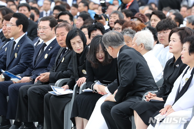 【광주=뉴시스】박진희 기자 = 문재인 대통령이 18일 오전 광주 북구 국립5·18민주묘지에서 열린 '제39주년 5·18민주화운동 기념식'에 참석해 고 안종필 조카 안혜진씨를 위로하고 있다. 2019.05.18.&nbsp;&nbsp; pak7130@newsis.com 