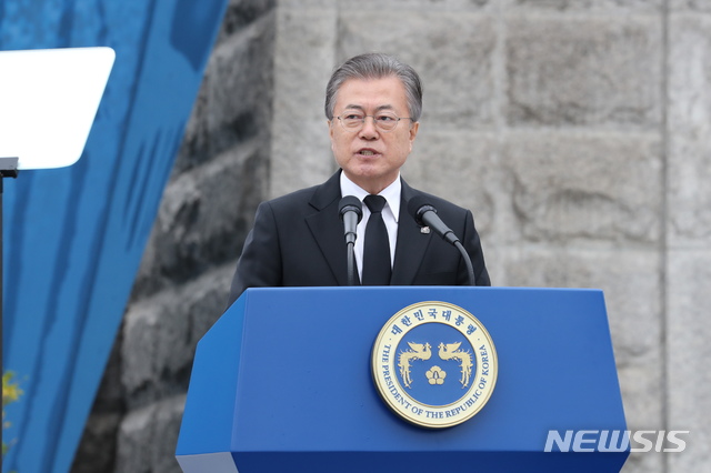 [광주=뉴시스]문재인 대통령이 지난해 '제39주년 5·18민주화운동 기념식'에 참석해 기념사를 하고 있는 모습. (사진=뉴시스DB). 2019.05.18.