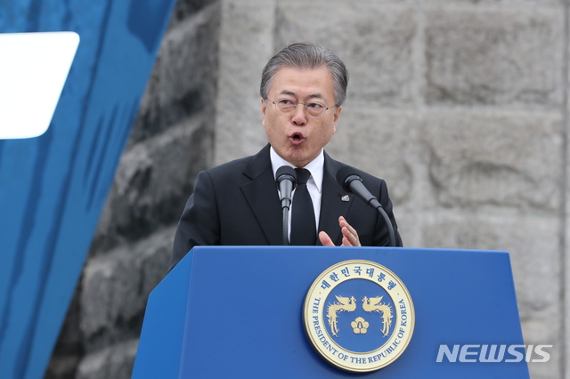 【광주=뉴시스】박진희 기자 = 문재인 대통령이 18일 오전 광주 북구 국립5·18민주묘지에서 열린 '제39주년 5·18민주화운동 기념식'에 참석하여 기념사를 하고 있다. 2019.05.18.&nbsp; pak7130@newsis.com