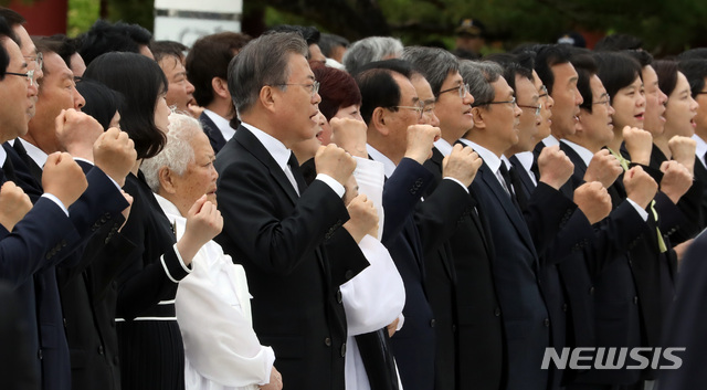 [광주=뉴시스]문재인 대통령이 지난해 제39주년 5.18민주화운동 기념식에서 '임을 위한 행진곡'을 부르고 있는 모습. (사진=뉴시스DB). 2019.05.18.