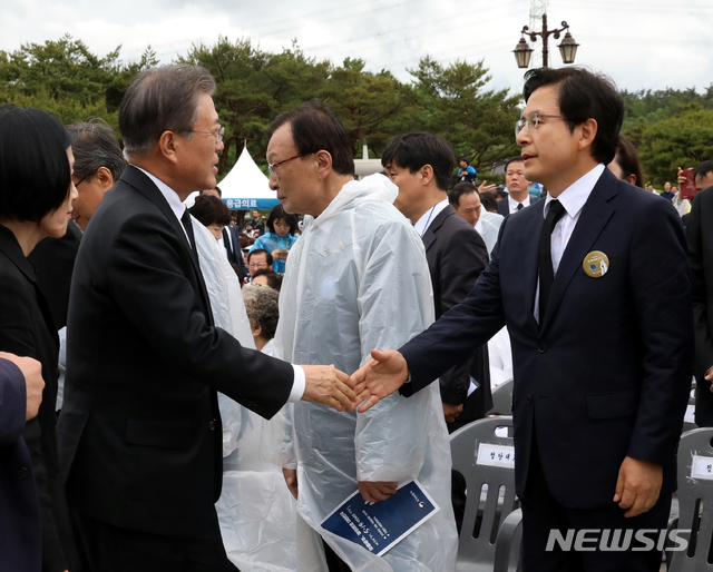 【광주=뉴시스】박진희 기자 = 문재인 대통령이 18일 오전 광주 북구 국립5·18민주묘지에서 열린 '제39주년 5·18민주화운동 기념식'에 참석하며 황교안 자유한국당 대표와 인사를 하고 있다. 2019.05.18.&nbsp; pak7130@newsis.com 