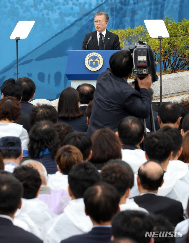 【광주=뉴시스】 박영태 기자 = 문재인 대통령이 18일 오전 제39주년 5.18민주화운동 기념식이 열린 광주광역시 북구 국립 5.18 민주 묘지 기념식에서 기념사를 하고 있다. 2019.05.18.  since1999@newsis.com