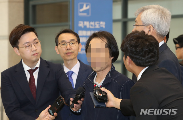 【인천=뉴시스】박미소 기자 = 지난해 7월 리비아에서 무장세력에게 납치돼 억류돼있다가 315일 만에 석방된 주모(62)씨가 18일 오전 인천공항을 통해 귀국한 후 취재진의 질문에 답하고 있다. 주모씨는 귀국 직후 인근 병원으로 이동해 추가로 정밀 건강검진을 받고, 테러방지법에 따라 정부 합동조사를 받을 예정이다. 2019.05.18. misocamera@newsis.com