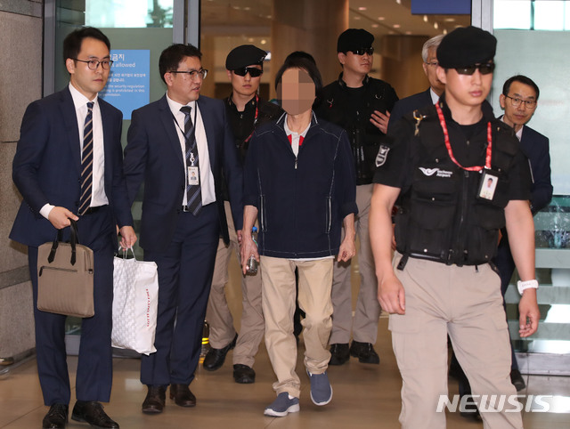 【인천=뉴시스】박미소 기자 = 지난해 7월 리비아에서 무장세력에게 납치돼 억류돼있다가 315일 만에 석방된 주모(62)씨(왼쪽 세번째)가 18일 오전 인천공항을 통해 귀국하고 있다. 주모씨는 귀국 직후 인근 병원으로 이동해 추가로 정밀 건강검진을 받고, 테러방지법에 따라 정부 합동조사를 받을 예정이다. 2019.05.18. misocamera@newsis.com