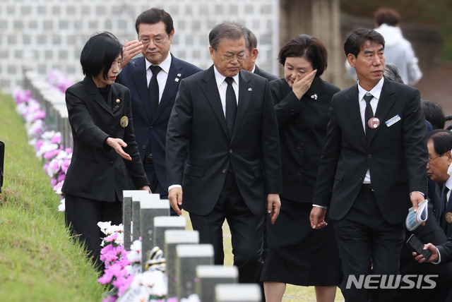 【광주=뉴시스】박진희 기자 = 문재인 대통령과 부인 김정숙 여사가 18일 오전 광주 북구 국립5·18민주묘지에서 열린 '제39주년 5·18민주화운동 기념식'을 마치고 5·18희생자 묘역으로 이동하고 있다. 2019.05.18.  pak7130@newsis.com