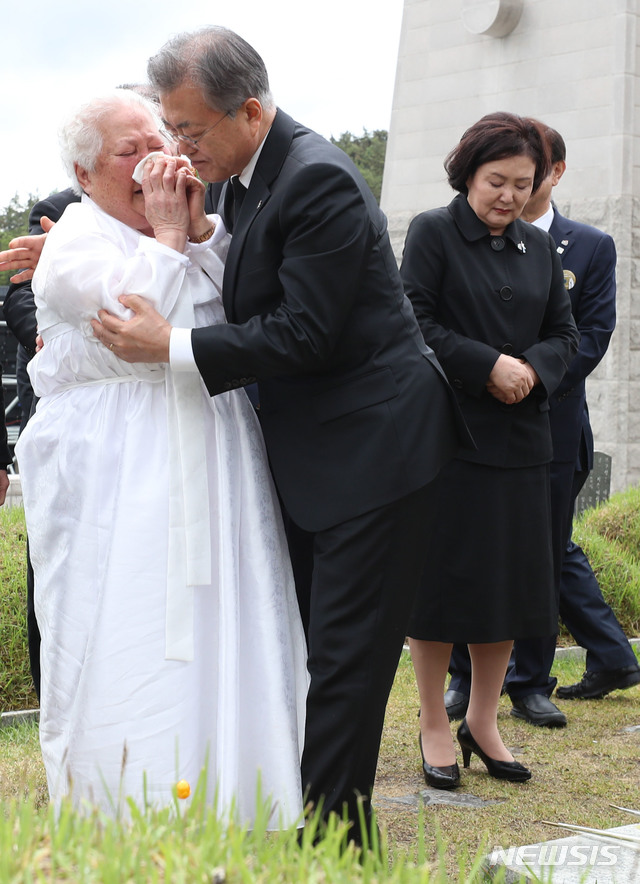 【광주=뉴시스】박진희 기자 = 문재인 대통령이 18일 오전 광주 북구 운정동 국립5.18민주묘지에서 열린 제39주년 5.18민주화운동 기념식에 참석한 뒤 희생자 안종필의 묘를 찾아 참배하고 어머니 이정임씨를 위로하고 있다. 2019.05.18. pak7130@newsis.com