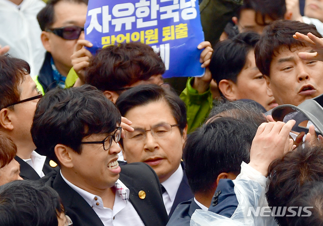 【광주=뉴시스】류형근 기자 = '오월 광주, 정의로운 대한민국'을 주제로 제39주기 5·18민주화운동 기념식이 18일 오전 광주 북구 운정동 국립5·18민주묘지에서 열린 가운데 자유한국당 황교안 대표가 시민단체의 항의를 받으며 입장하고 있다. 2019.05.18 hgryu77@newsis.com