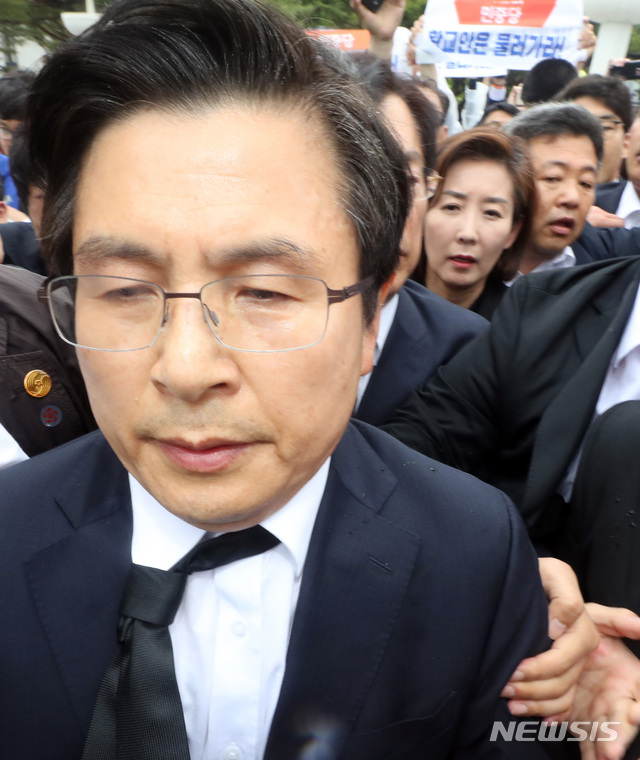 【광주=뉴시스】 박영태 기자 = 자유한국당 황교안 대표와 나경원 원내대표가 18일 오전 제39주년 5.18민주화운동 기념식이 열린 광주광역시 북구 국립 5.18민주 묘지에 도착해 5.18단체와 시민단체의 항의를 받으며 기념식장으로 향하고 있다. 2019.05.18.since1999@newsis.com